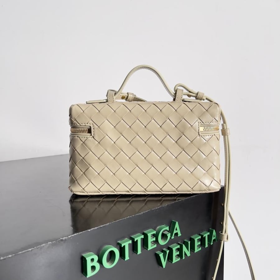 شنطة بوتيغا Bang Bang Vanity