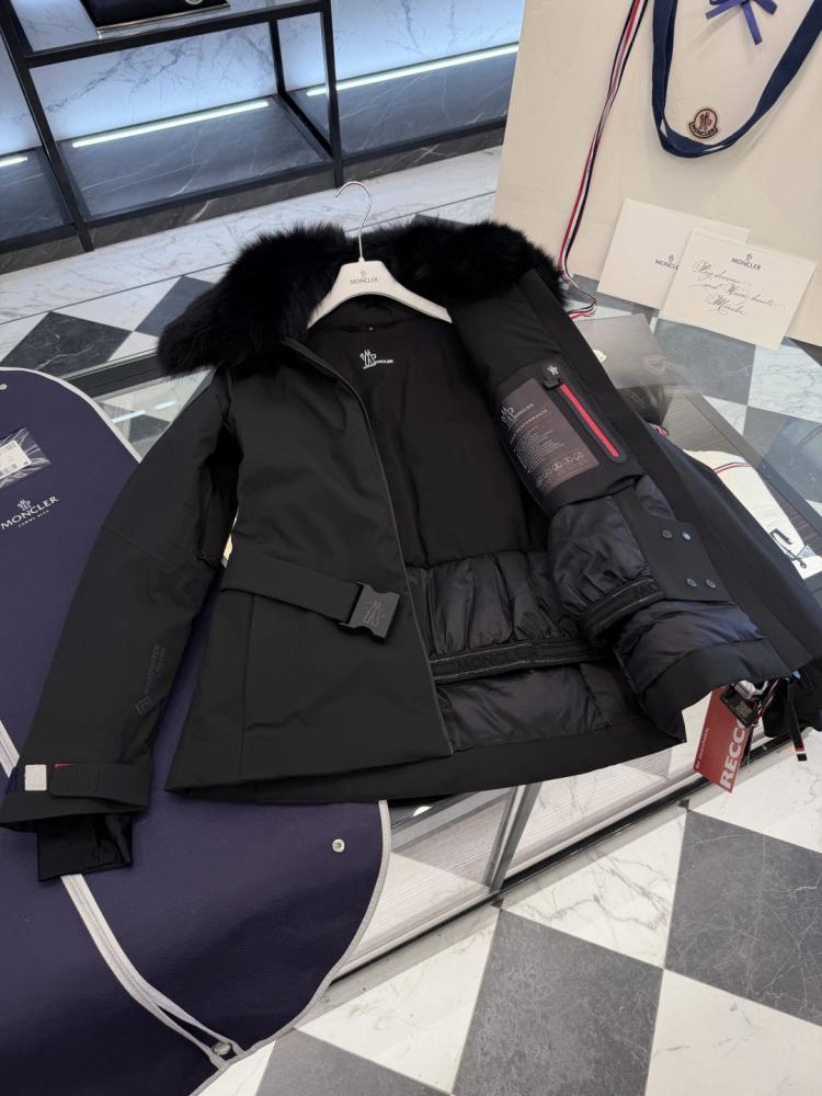 جاكيت Moncler