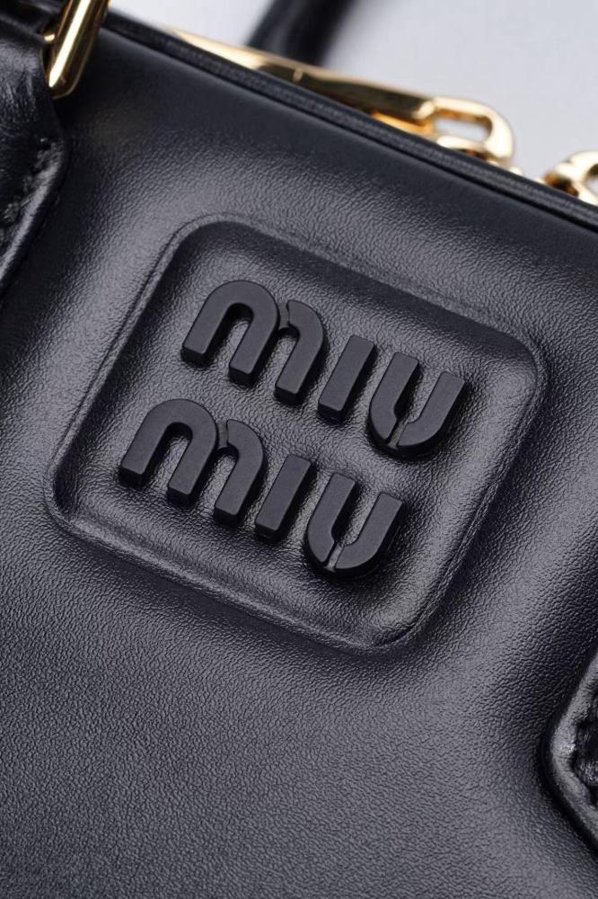 شنطة Miu Miu  Arcadie  مقاس 22cm