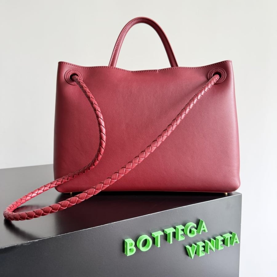 شنطة بوتيغا Andiamo مقاس 32cm