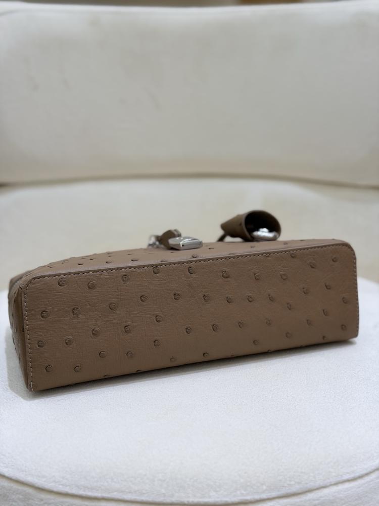 شنطة لورو بيانا Extra Poket Ostrich Lora piana مقاس 23 cm