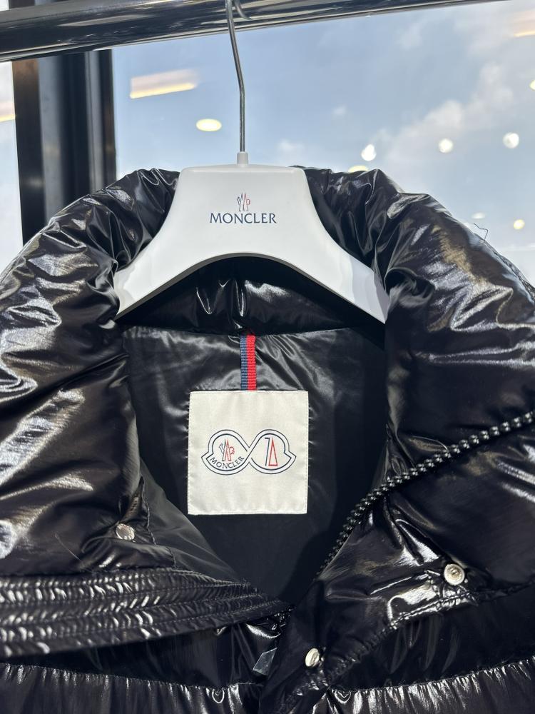 جاكيت Moncler