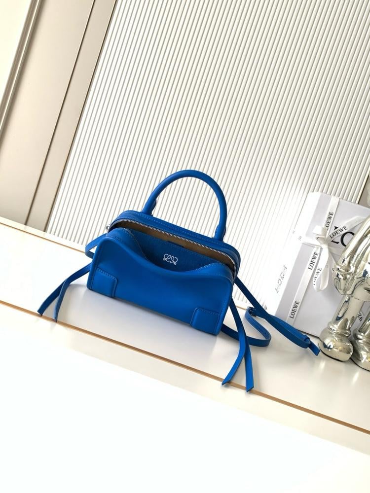 شنطة لويفي Amazona Loewe