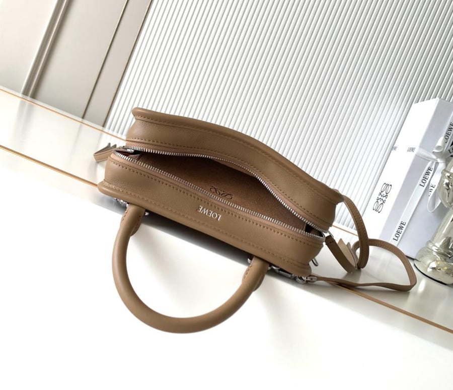 شنطة لويفي Amazona Loewe