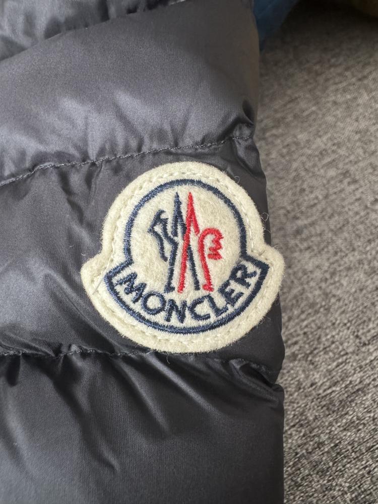 جاكيت Moncler