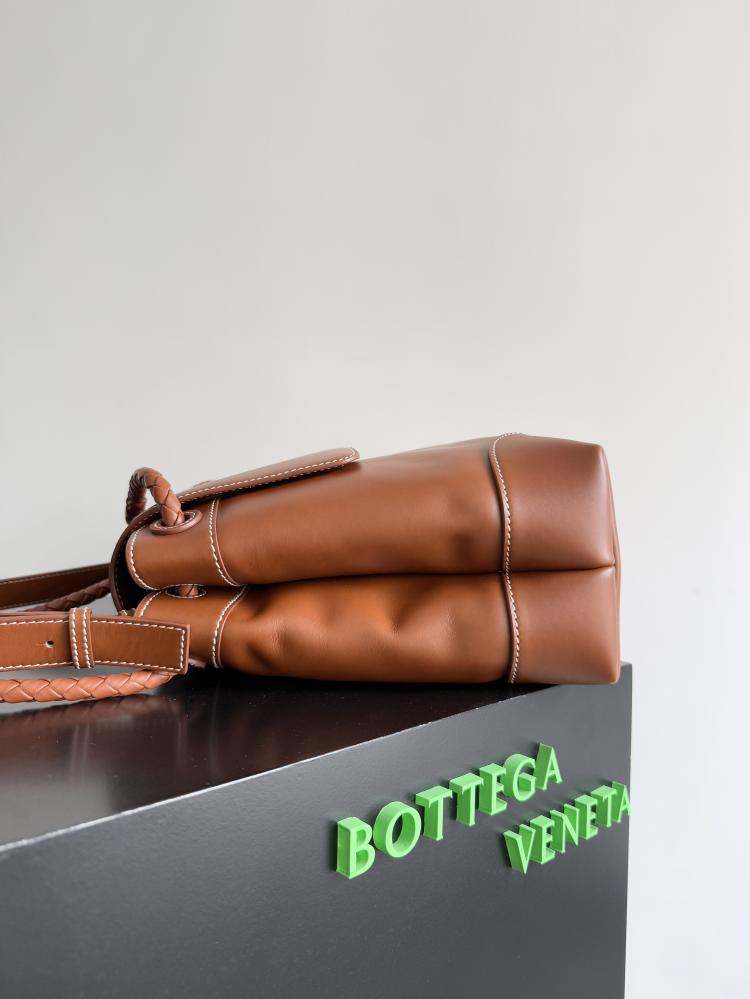 شنطة بوتيغا Andiamo Shoulder Bag Bottega