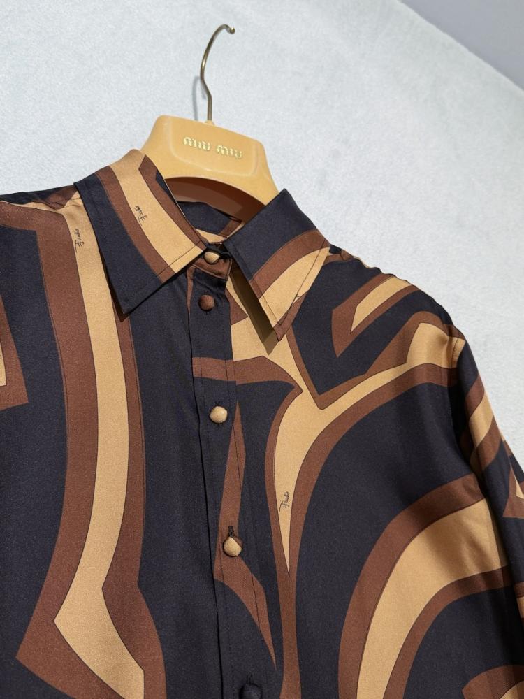 طقم Pucci