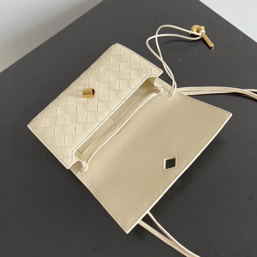 شنطة بوتيغا Andiamo pouch on strap Bottega