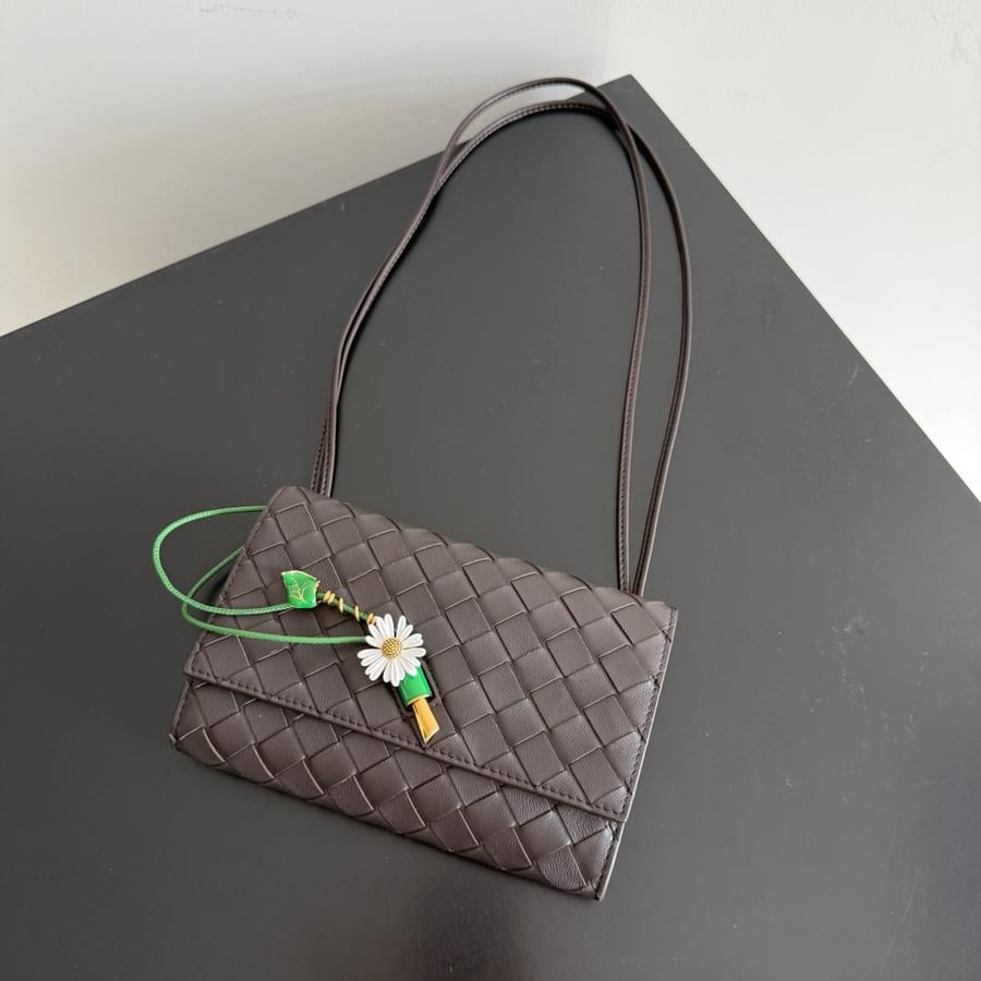 شنطة بوتيغا Andiamo pouch on strap Bottega