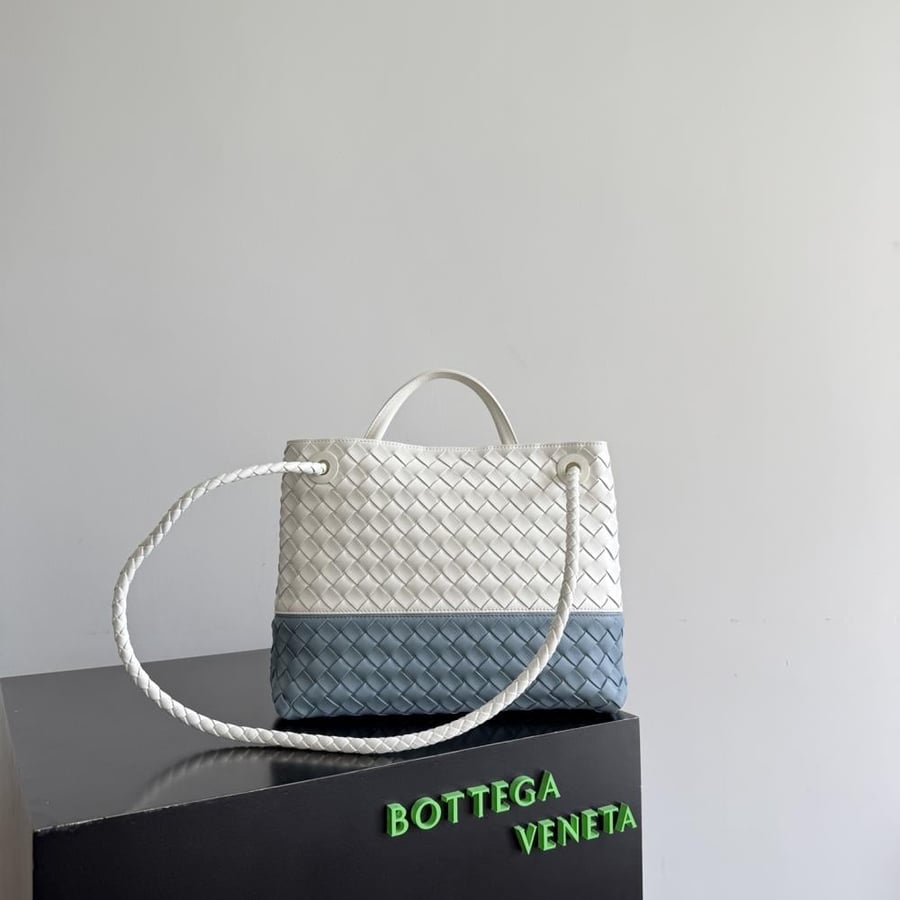 شنطة بوتيغا large Andiamo Bottega