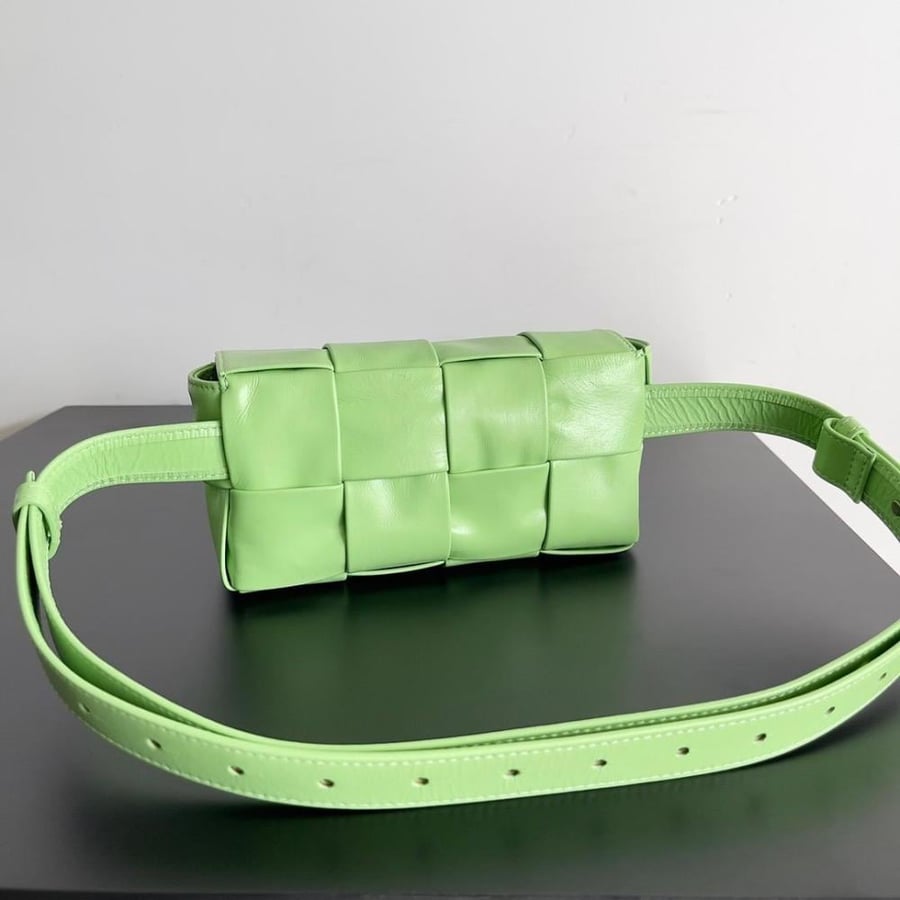 شنطة بوتيغا Mini Cassette مقاس 18cm