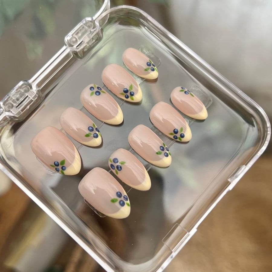 Blueberry nails