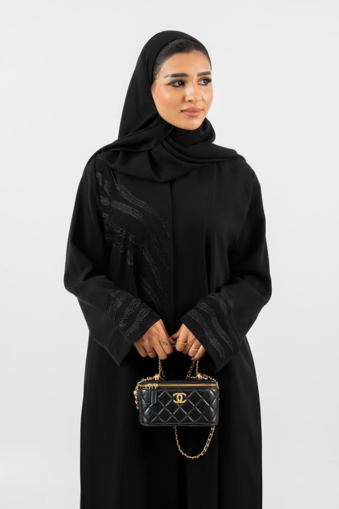 عباية سُمو – كريب خفيف بشغل هاري على الأمام والأكمام