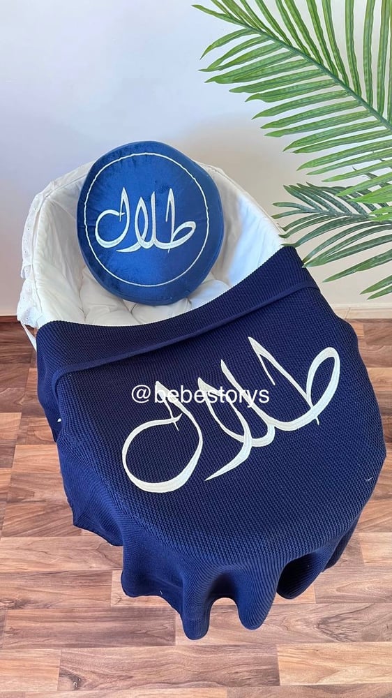بطانية ومخدة بالتطريز