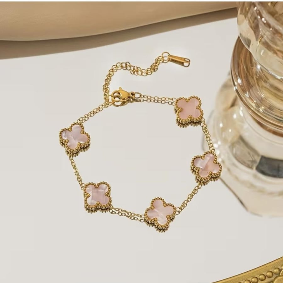 اسوارة Pink Clover