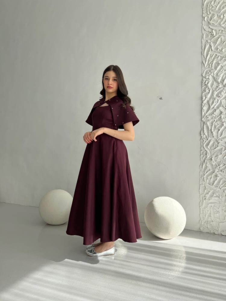 فستان عنابي مع شك