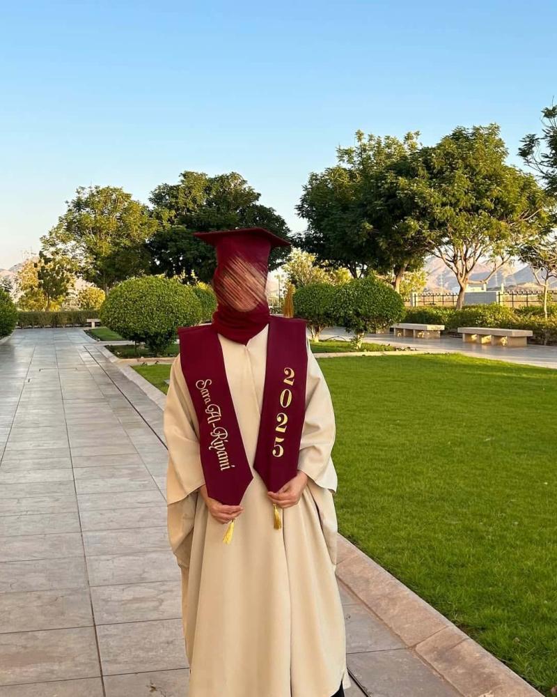 عبايات تخرج 2025 تفصيل وتطريز فريد