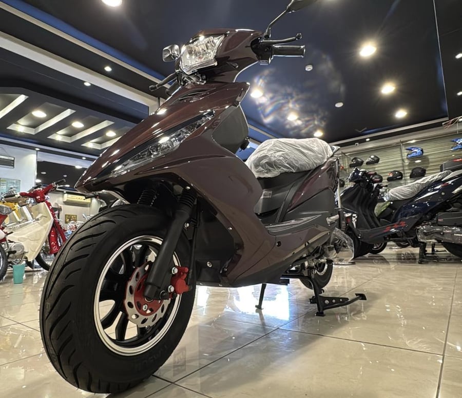 دراجة دباب مهدي ار سكس اللون عنابي 150CC- R6 motorcycle *{دراجة ( مهدي) R6 }* بطاقة جمركية(لأجل استخراج اللوحة)  *المواصفات * ١- حجم مكينة ١٥٠  الدراجة حاصلة على شهادة المطابقة الخليجية GSO