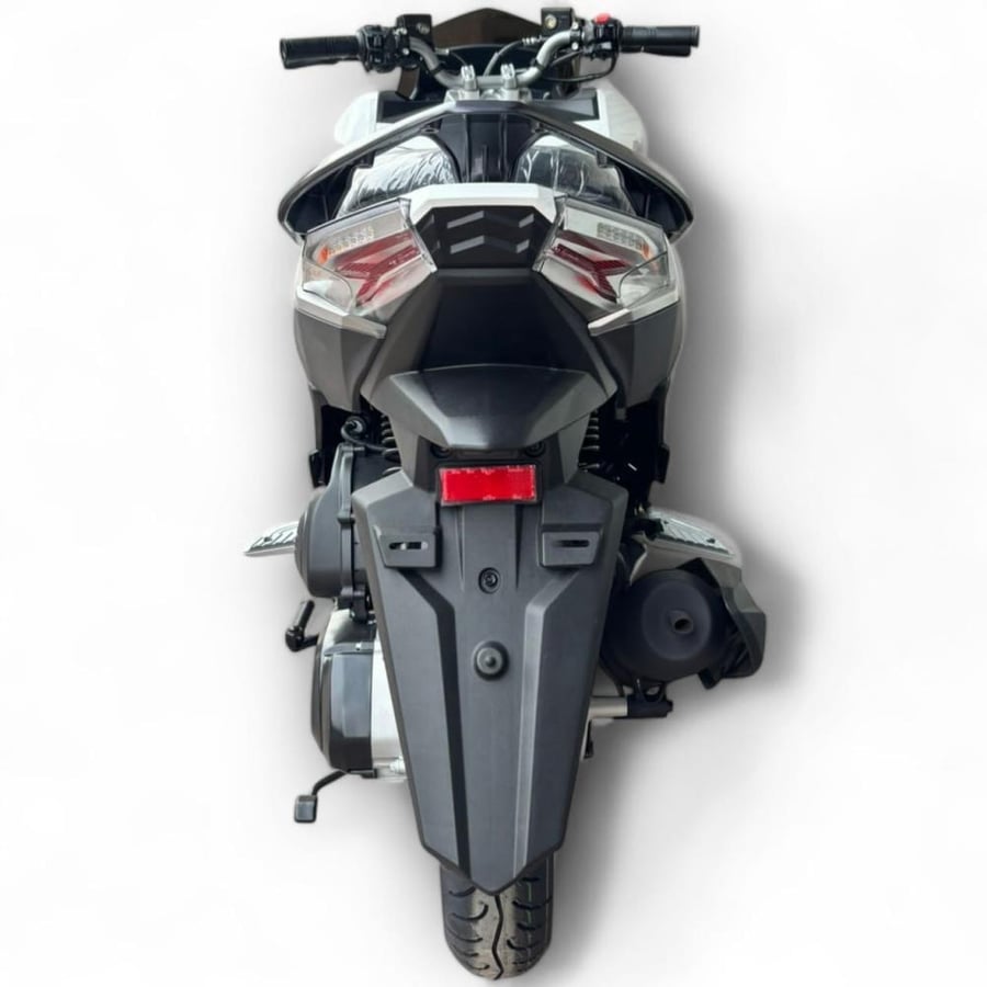 دراجة دباب Sym 200Cc لون ابيض motorcycle ٧٬٦٩٩  دراجة JET X 200Cc  من شركة عالميه ( تيواني ) وهي (SYM) بداية وتأسيس الشركة عام 1954 م  *مواصفات*