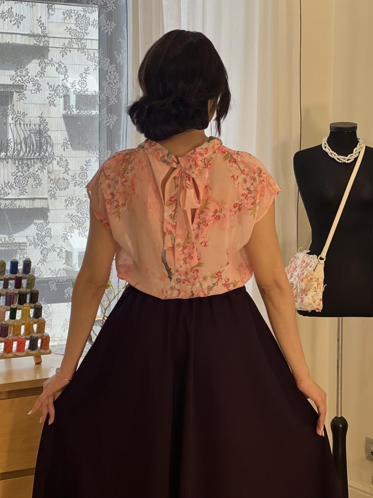 Skirt set with blouse, the skirt is made of stretchy crepe fabric, the blouse is chiffon. With a tie at the back of the neck.