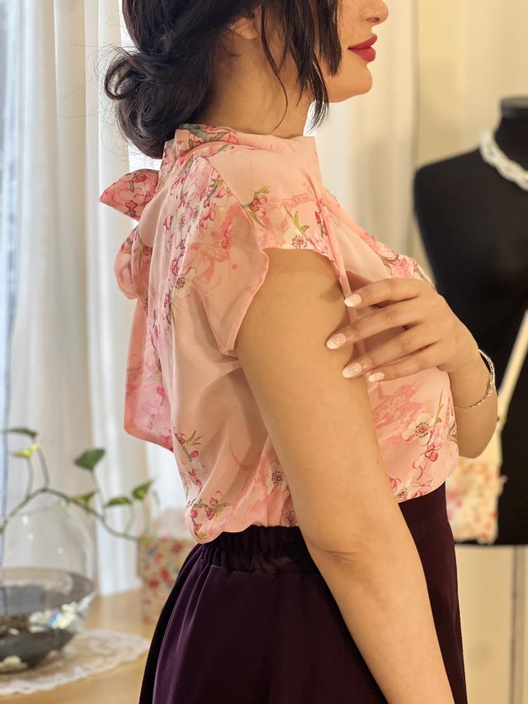 Skirt set with blouse, the skirt is made of stretchy crepe fabric, the blouse is chiffon. With a tie at the back of the neck.