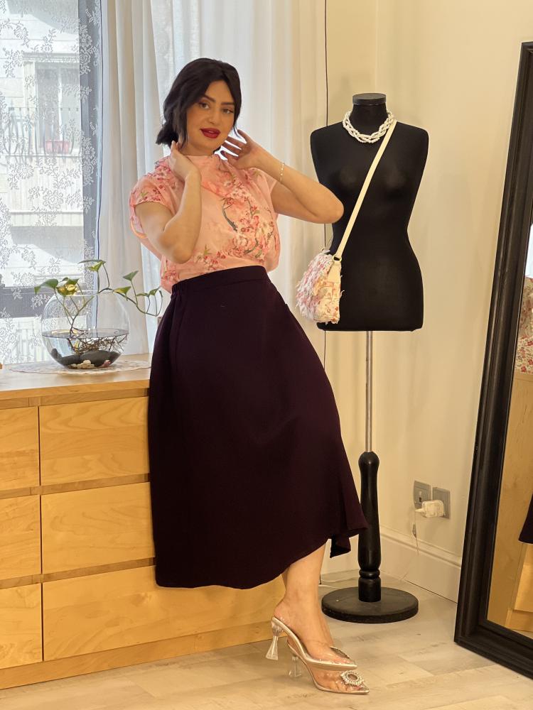 Skirt set with blouse, the skirt is made of stretchy crepe fabric, the blouse is chiffon. With a tie at the back of the neck.