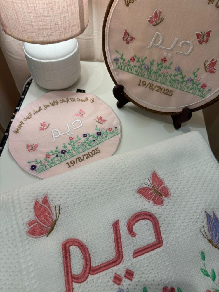 A frame with a stand for welcoming a newborn, with a small bedspread size 22 diameter