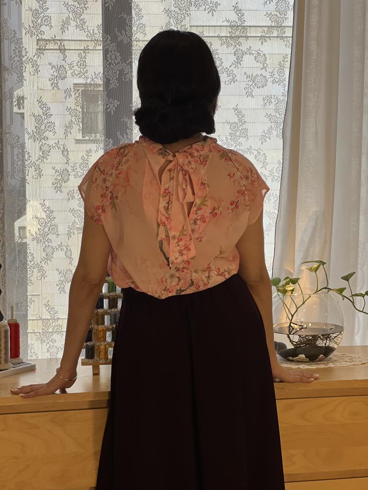 Skirt set with blouse, the skirt is made of stretchy crepe fabric, the blouse is chiffon. With a tie at the back of the neck.