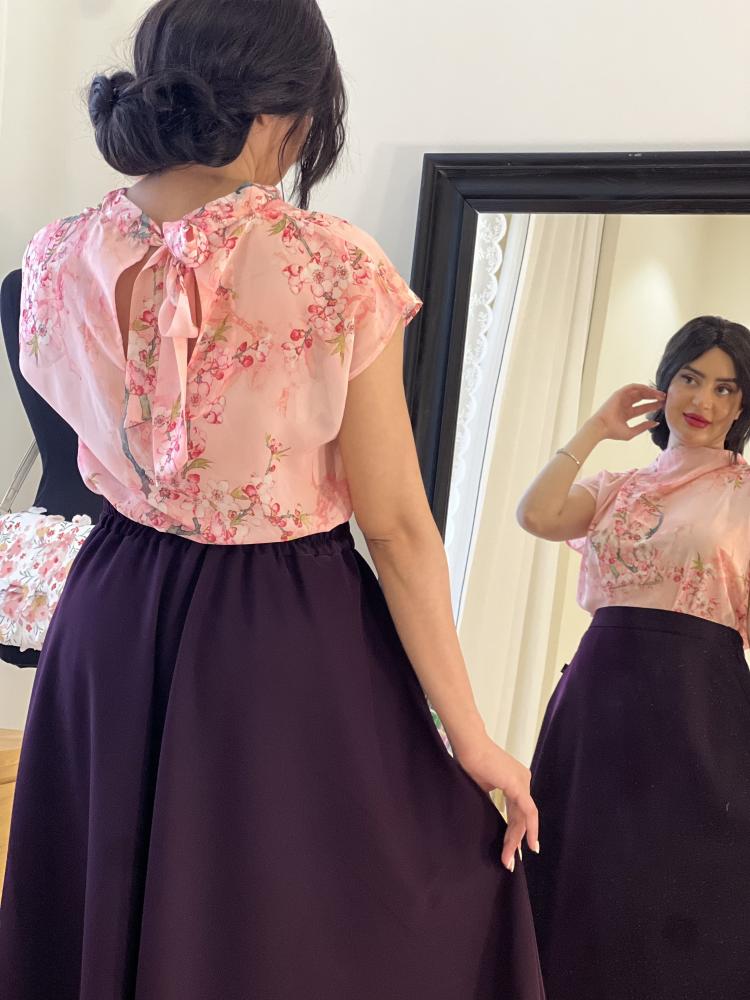 Skirt set with blouse, the skirt is made of stretchy crepe fabric, the blouse is chiffon. With a tie at the back of the neck.