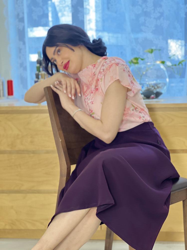Skirt set with blouse, the skirt is made of stretchy crepe fabric, the blouse is chiffon. With a tie at the back of the neck.