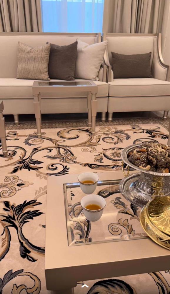 طاولة خدمة حبه