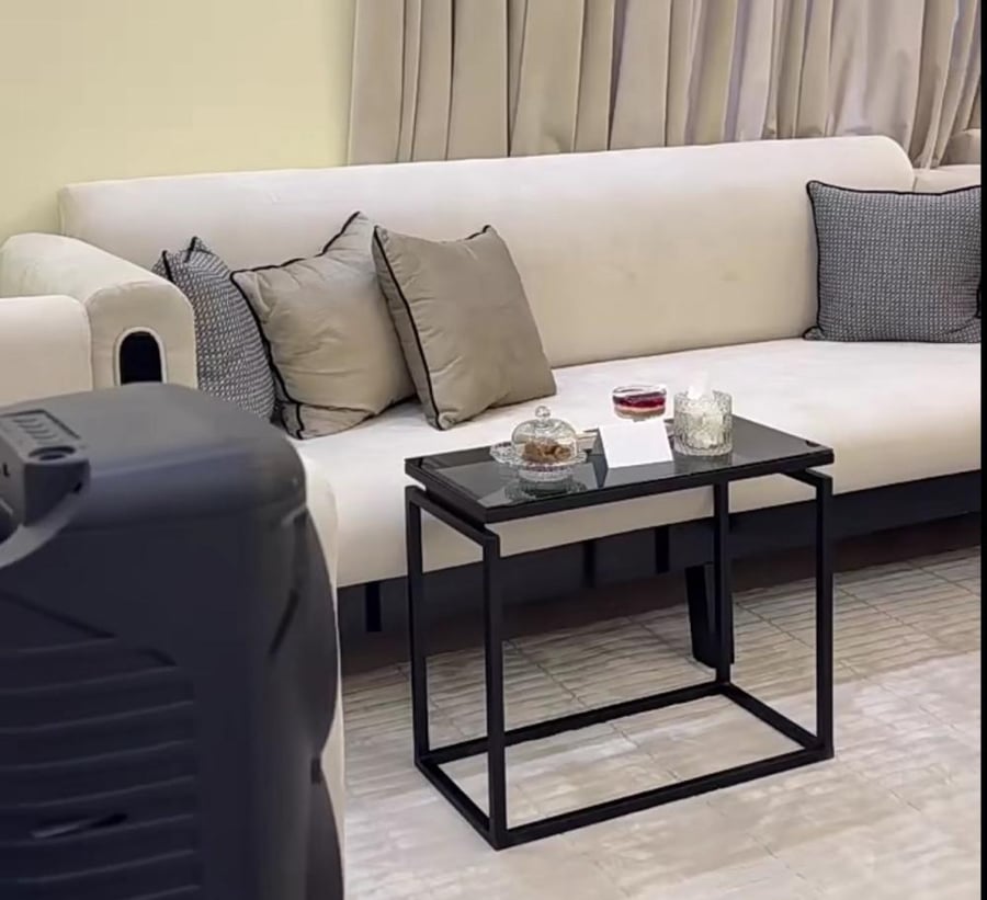 طاولة خدمة حبه
