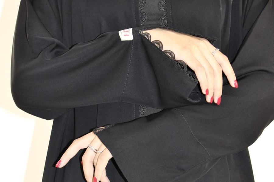 عباية سوداء واسعة