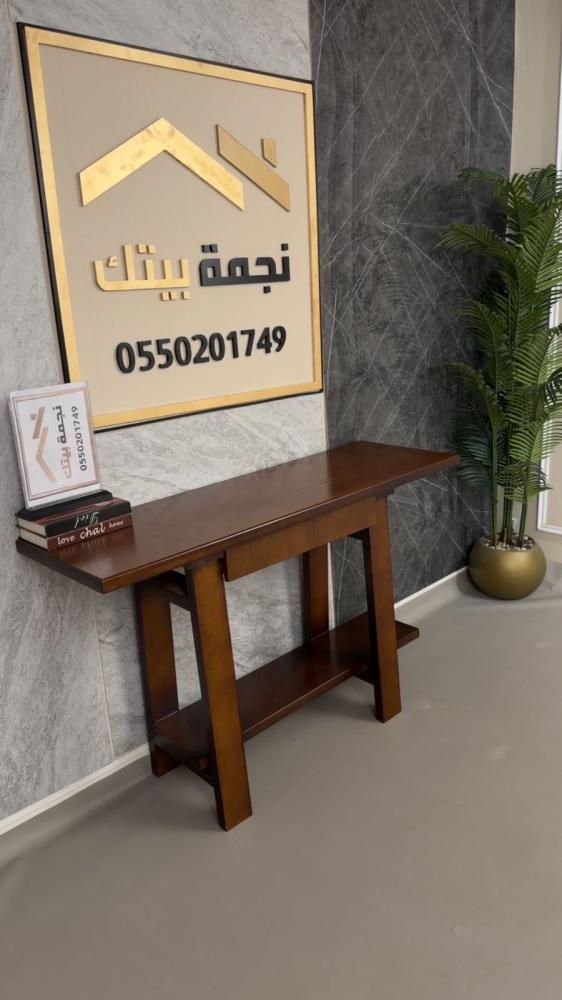 مدخل استقبال مع درج تخزين بتصميم عصري أنيق