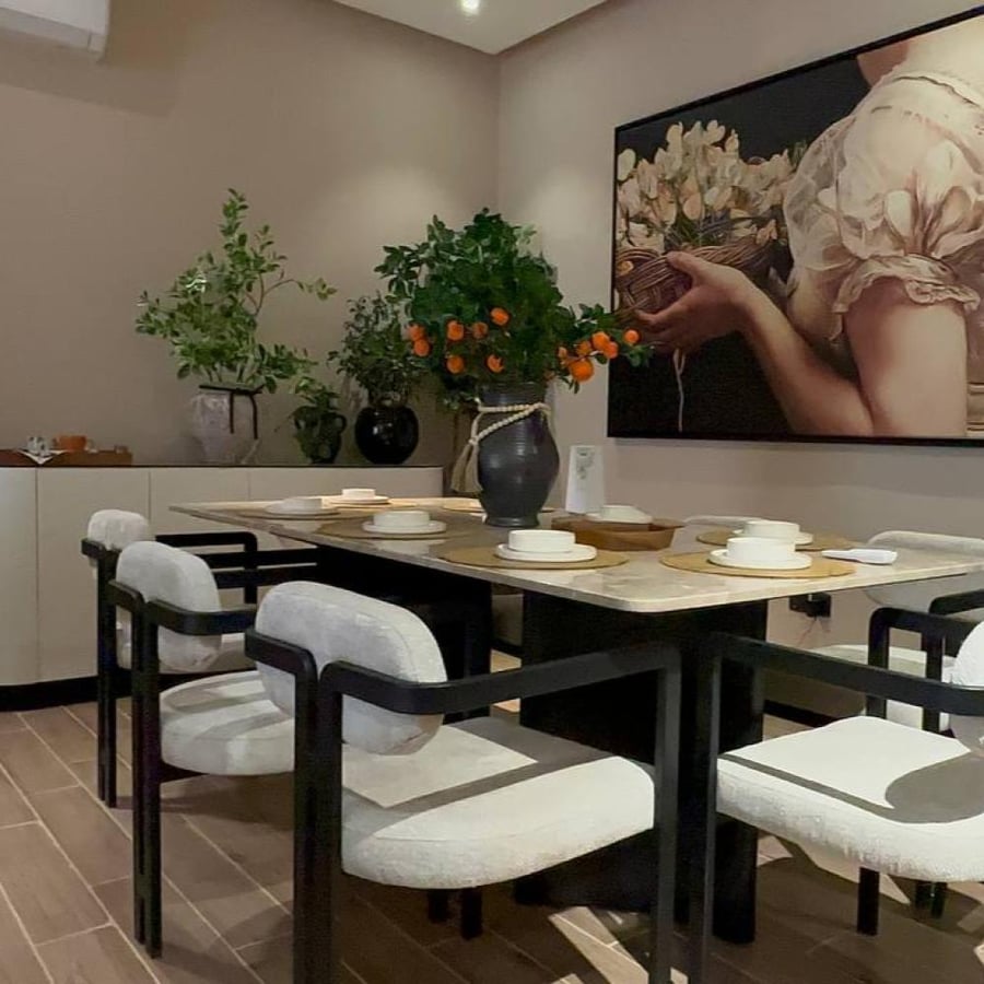 Dining table "Faro" – marble surface with a metal frame and white chairs