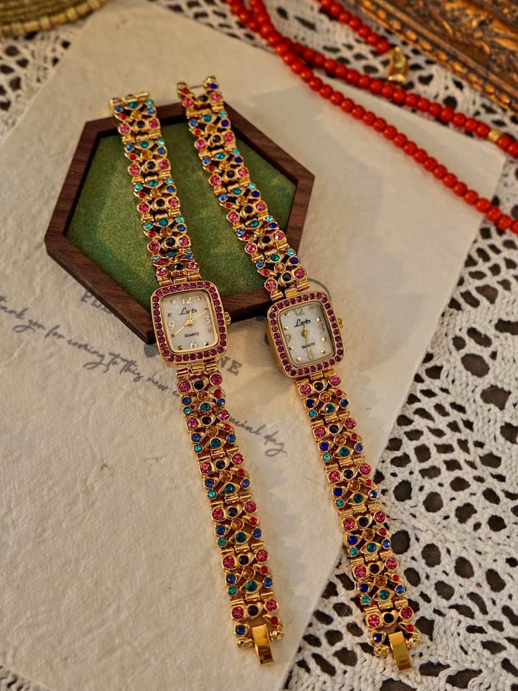 ساعة مرصعة بالكريستال