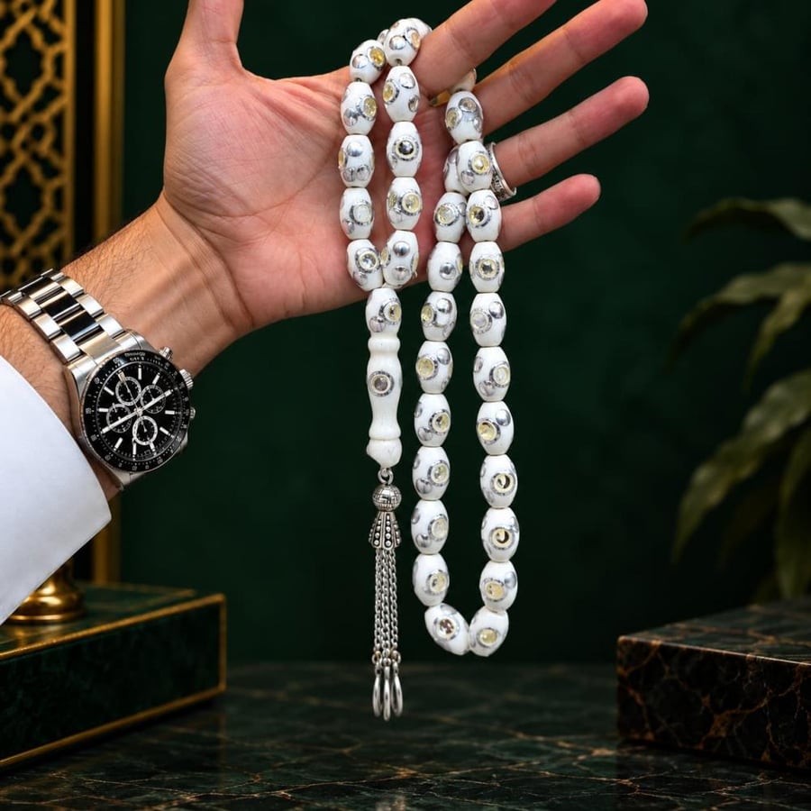 سبحة عظم جمل بيضاء مطعمة بالمعدن والمرايا من راقي السبح في السعوديه