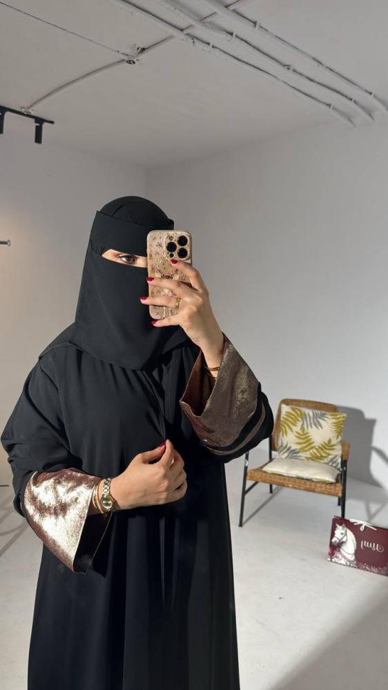 عباية مفتوحة من قماش الكريب الفاخر مع تدخيلة مخملية تضيف لمسة راقية