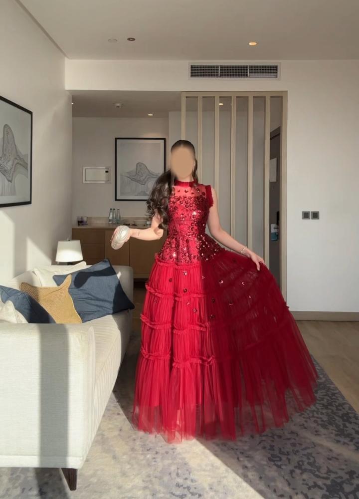 فستان احمر فاخر بتطريز يدوي