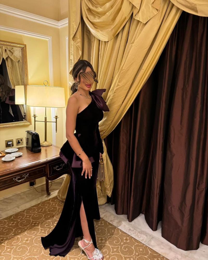 فستان مخملي بفونكة على الكتف
