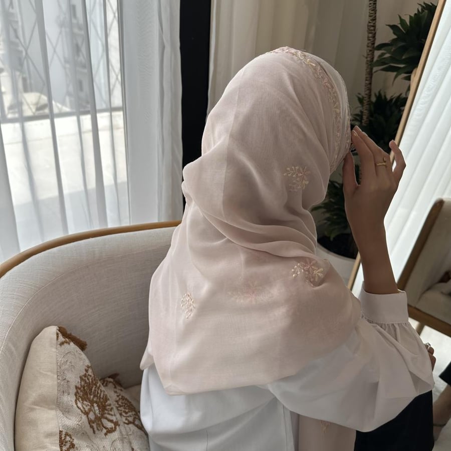 طرحة مطرزة بطرف