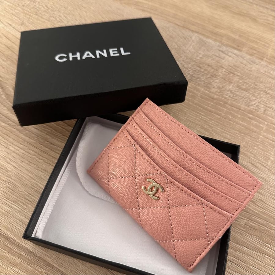 كارد هولدر - شانيل وردي لوقو ذهبي