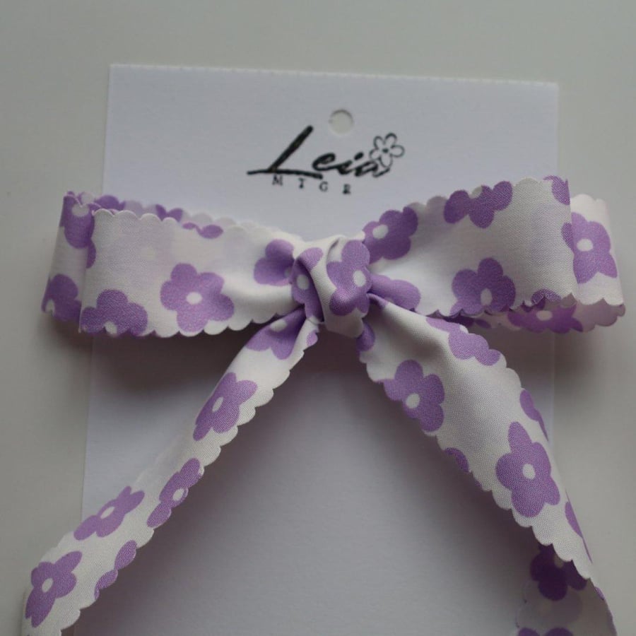 The striped bow, violet roses