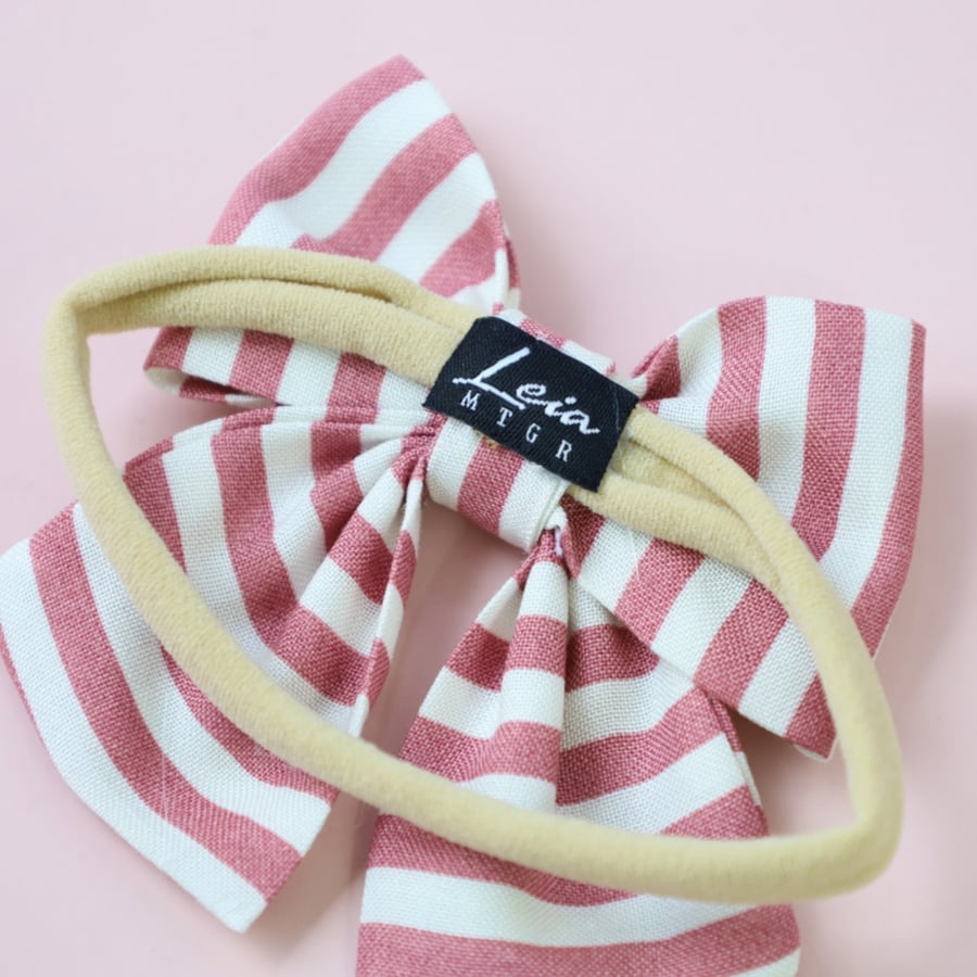 The bow of the born, the bow-shaped, the dotted