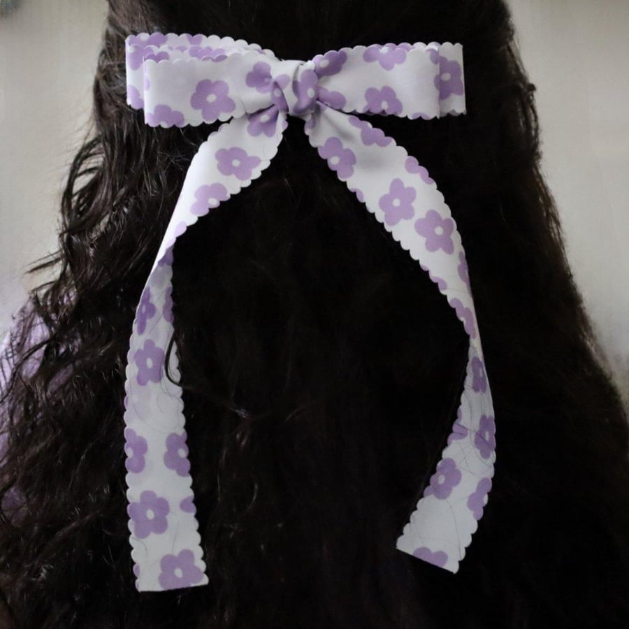 The striped bow, violet roses
