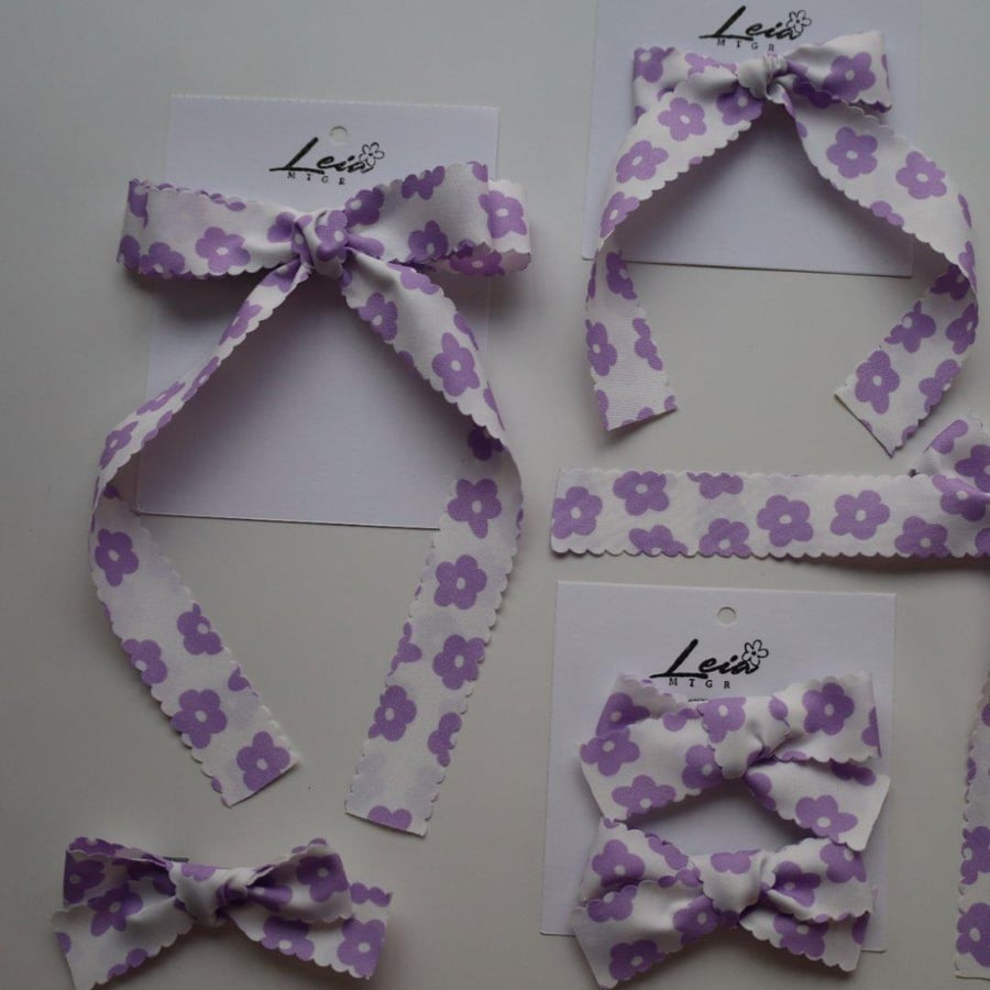 The striped bow, violet roses