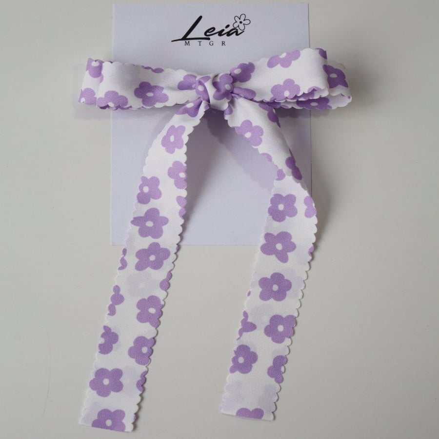 The striped bow, violet roses