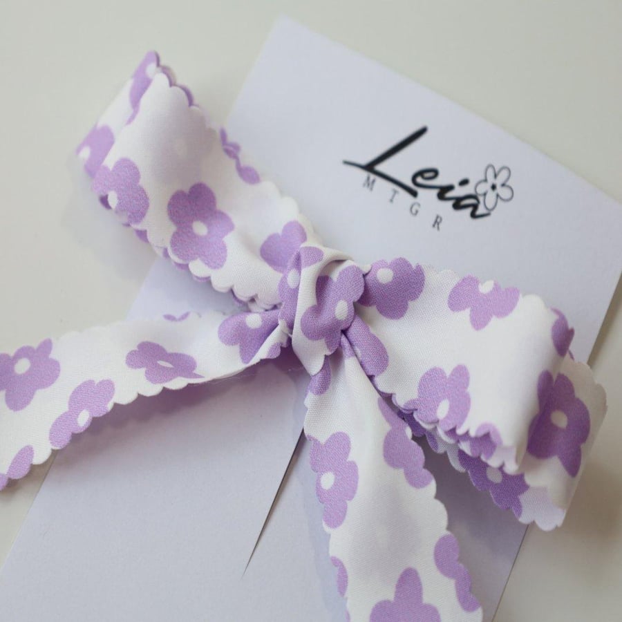 The striped bow, violet roses