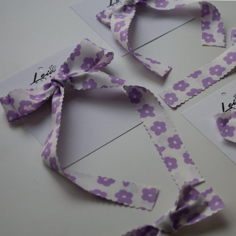 The striped bow, violet roses