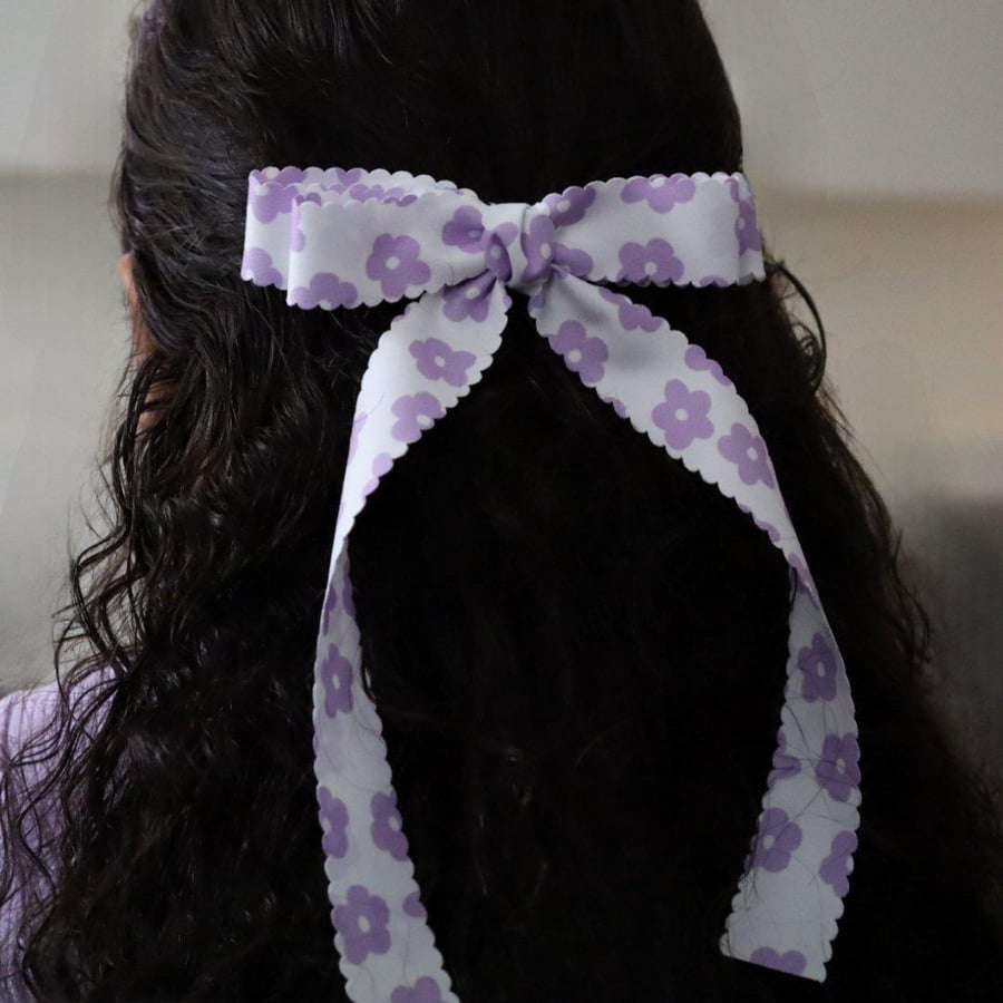 The striped bow, violet roses